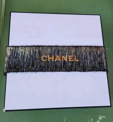 Auténtica caja vacía CHANEL 8,5"x8,5"x3” con papel. Foto 1 de 4