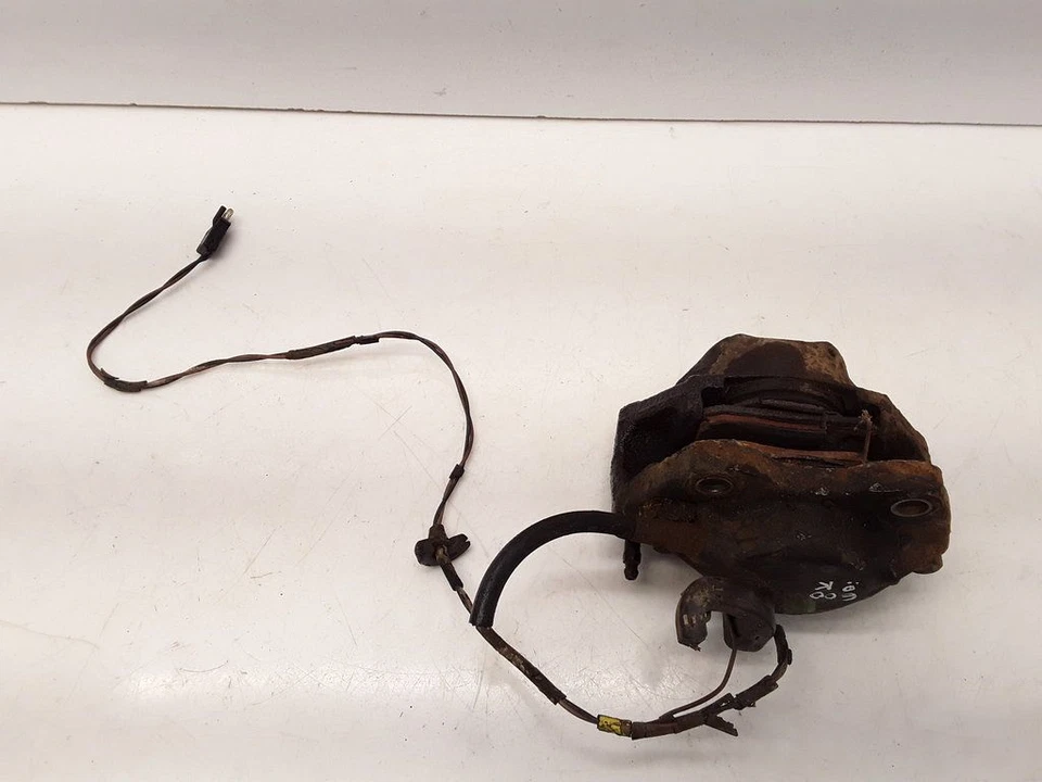 Mercedes-Benz W123 240D 53kW Diesel 1977 Front left brake caliper Foto 1 de 4