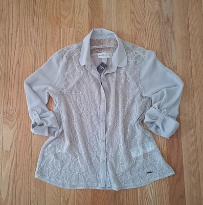 NUEVO CON ETIQUETAS Blusa Vintage Y2K Mujeres Abercrombie Chifón Encaje Gris Top Camisa Floral Ajustada Foto 1 de 4