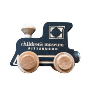 Tren emblemático de madera Pittsburgh Children’s Museum NameTrains - Imagen 1 de 7