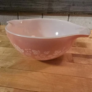 Pyrex 442 PINK GOOSEBERRY Cinderella Nesting Mixing Bowl /Spout 1-1/2 Qt USA EUC - Picture 1 of 22