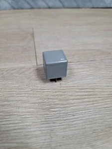 VOLVO 70 OEM GRAY CUBE 5 PIN RELAY OEM # 9494424 E3 - Picture 1 of 3