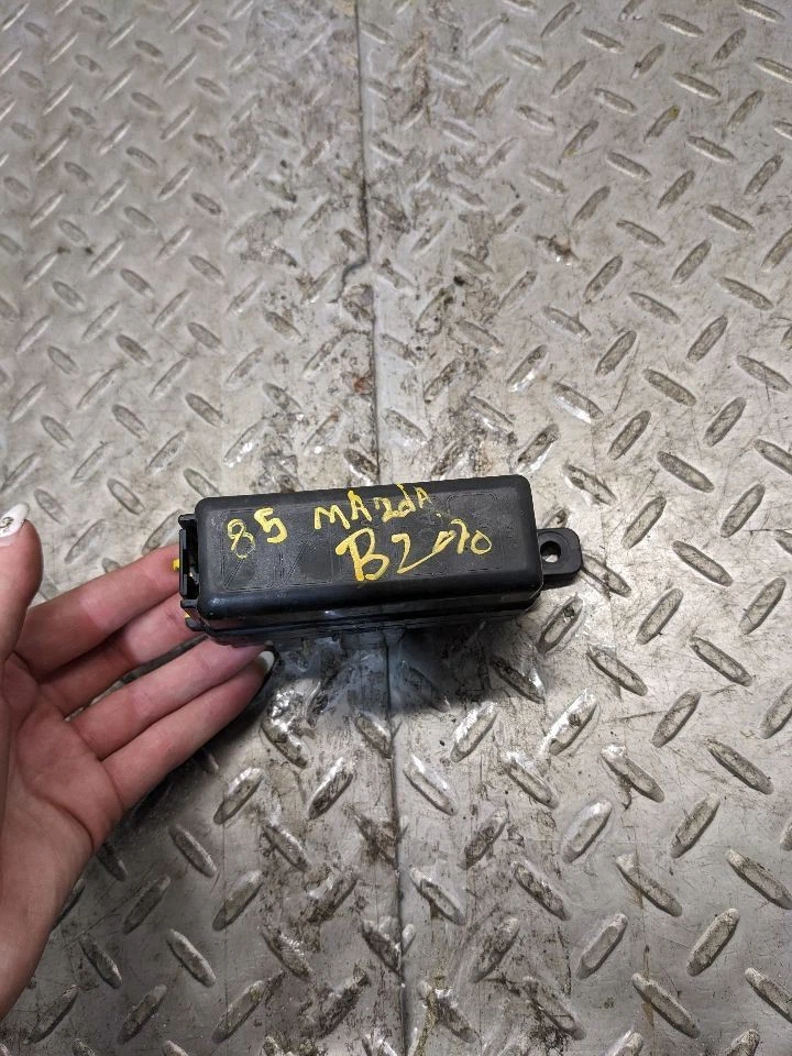 MAIN FUSE BOX 80 AMP 30 AMP MAZDA B2000 B2200 B2600i 1986-1993 Genuine O 1174102 - Image 1 of 4