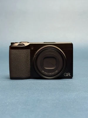 Cámara digital compacta Ricoh GR IIIx - negra (lente 26,1 mm f/2,8 GR) Foto 1 de 4