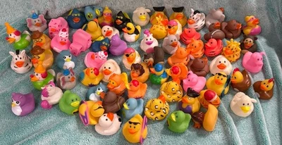 Lote de 71 Patos de Goma Surtidos Deportes Circo Animales Búhos Fiesta Favores y Jeep Foto 1 de 4