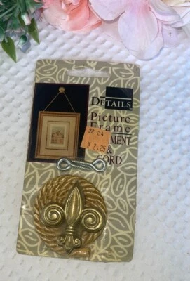 DETALLES Marco de fotos ORNAMENTO Y CORDÓN Colgador Flor D’ Lis Percha de fotos con cable Foto 1 de 2