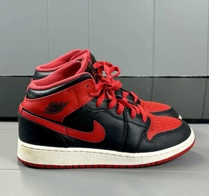 Nike Air Jordan 1 Mid Youth taglia 5Y nero rosso sneakers DQ8423-060 - Foto 1 di 15