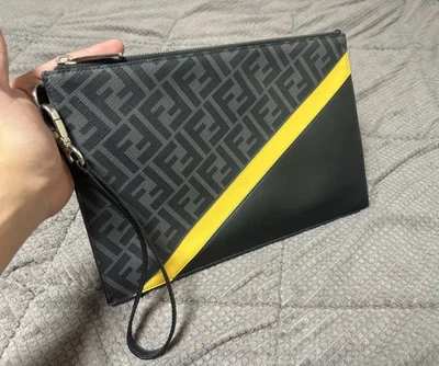 Bolso clutch Fendi monograma diagonal Foto 1 de 4