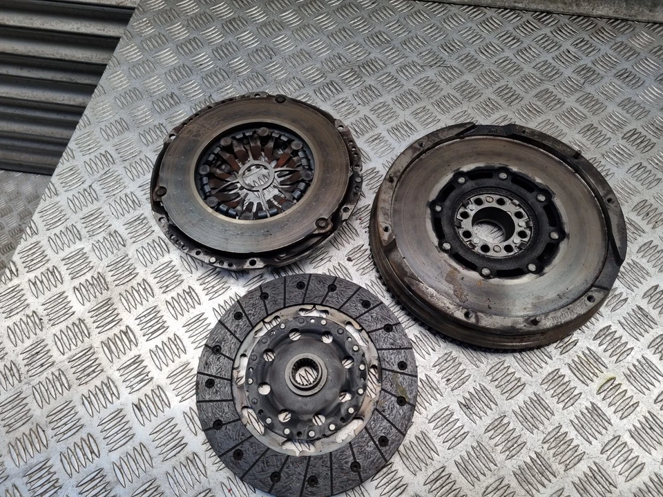 TOYOTA RAV4 XA40 FLYWHEEL DMF & CLUTCH KIT 2.2 DIESEL 31250-42090 2013 - 2018 - Image 1 of 4