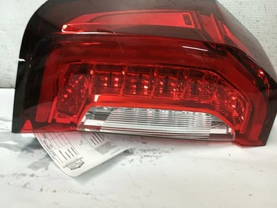 Luz trasera izquierda conductor de 2023 GMC Yukon XL 1500 12262916 Foto 1 de 4