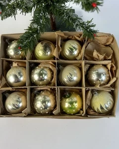 1336/25 1 Karton (11St.) alter Christbaumschmuck Weihnachtsschmuck Kugeln - Picture 1 of 4