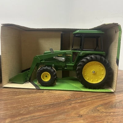 Neu Ertl John Deere 2550 Utility MFD mit Endlader Traktor #503 Die-Cast 1/16 - Bild 1 von 4