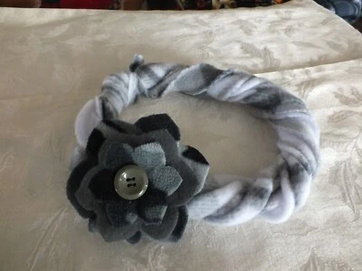 Collar bufanda polar reciclado reutilizado hecho a mano flor gris blanco Foto 1 de 2