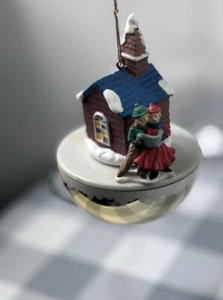 Spinning Christmas Ornament, Plug in to light bulb socket. - Bild 1 von 3