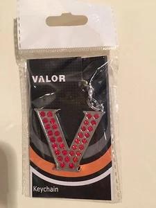 Llavero letra V con cristales. Inital azul, púrpura, rojo o rosa - Imagen 1 de 5