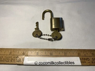 Cerradura de almohadilla de latón vintage The Wilson Bohannan Co Marion Ohio con 2 llaves Foto 1 de 4