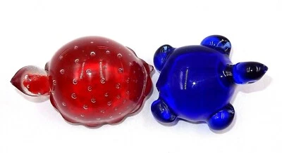 JUEGO DE 2 PISAPAPELES TORTUGA DE VIDRIO ARTÍSTICO DE COLECCIÓN AZUL COBALTO Y ROJO CEREZA Foto 1 de 4