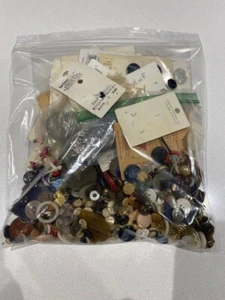Big Bag of Vintage Buttons - Picture 1 of 7