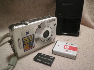 FOTOCAMERA DIGITALE VINTAGE SONY DSC-W50 6.0MP 3XZOOM OTTIME CONDIZIONI. - Immagine 1 di 4