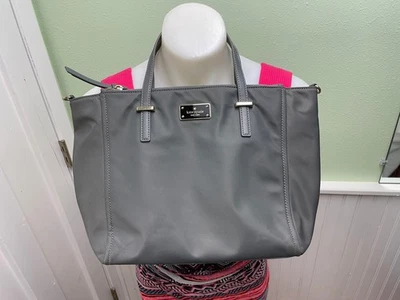 Bolso de Mano Kate Spade Gris Nylon Dorado 11x10x4 Usado Buen Estado Foto 1 de 4