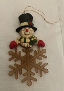 Schneemann hält Schneeflocke Weihnachtsschmuck Faux geschnitzt Harz Kunststoff 3x5,25" - Bild 1 von 21