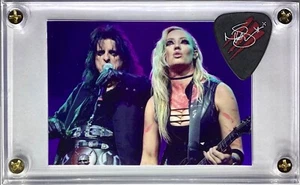 ⚡️⚡️Alice Cooper card #165 & photo + black Nita Strauss guitar pick display!⚡️⚡️ - Picture 1 of 3