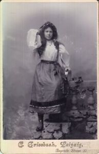 Portrait junge Frau im Zigeunerkostüm mit Tambourine, Fotografie. Fotobild