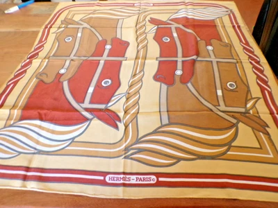 Vintage HERMES  Foulard en soie Modele QUADRIGE   - Photo 1/4