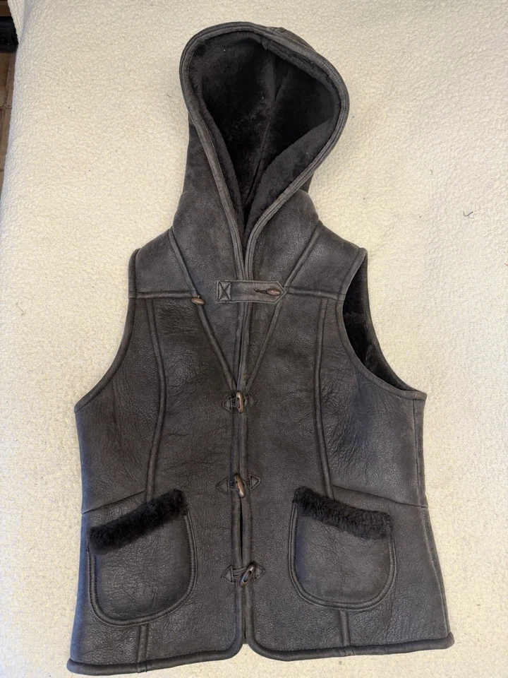 Chaleco con Capucha UGG Australia Mujer L Gris Lana Corderos Australianos Real Excl. $750 Foto 1 de 4