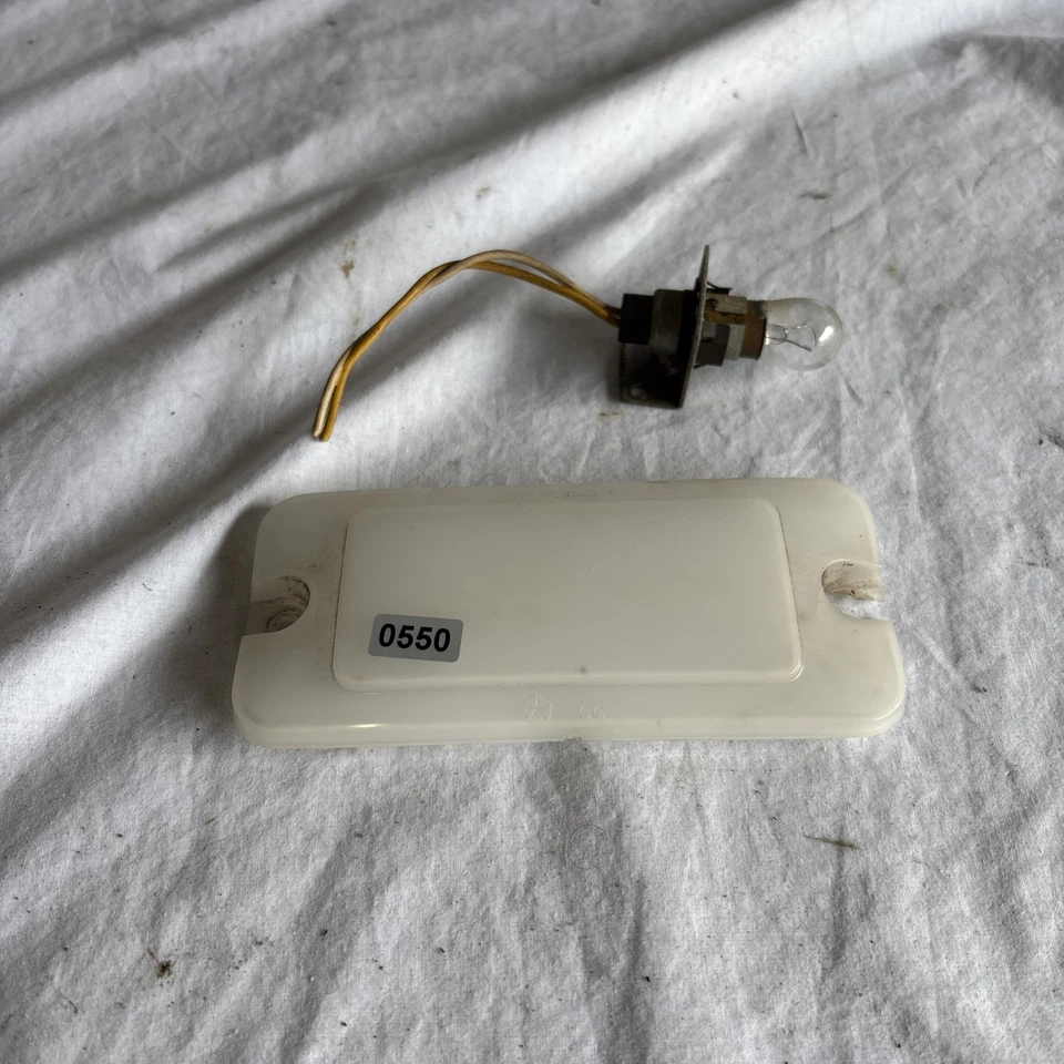 81-93 DODGE D150 INTERIOR DOMO LENTE DE LUZ CON CARCASA DE BOMBILLA OEM Foto 1 de 4