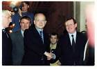 1999 UK Press Photo WILLIAM HAGUE, DAVID TRIMBLE MP Shake Hands Tory Unionist kg
