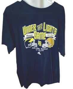 ¡Camisa gráfica "Under The Lights" de Notre Dame/Michigan! Adulto Grande Envío Gratis - Imagen 1 de 4