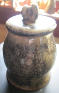CERAMIC HAND THROWN SMALL MUSTARD CUP W/LID, SIGNED, 3 1/2" X 2 1/2", USED - Imagen 1 de 5
