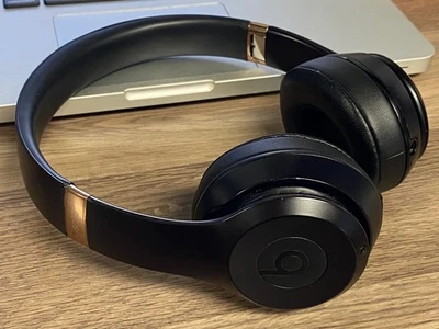 Auriculares intrauditivos inalámbricos Apple Beats by Dr Dre Beats Solo 3 - negros/dorados Foto 1 de 4