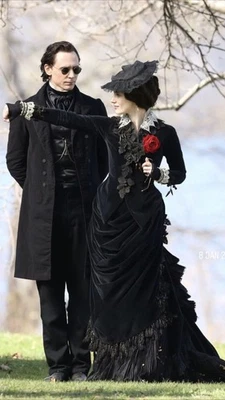 Vestidos de novia victorianos medievales de terciopelo negro cuello en V cuentas encaje bordado Foto 1 de 4