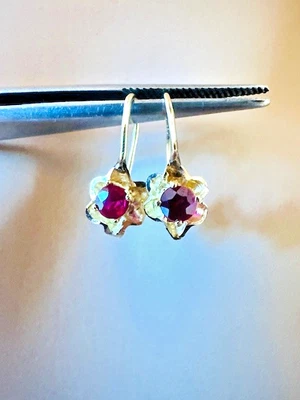 Pendientes Estate de oro amarillo de 10 quilates con flores de rubí Foto 1 de 4