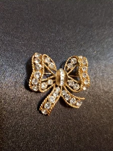 Lovely EISENBERG ICE Bow Pin with Bright and Sparkling Rhinestones - Picture 1 of 3