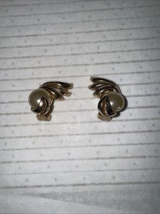 Vintage Reja Pearl White Clip On Earrings - 1" x 3/4"  SIGNED - Picture 1 of 4