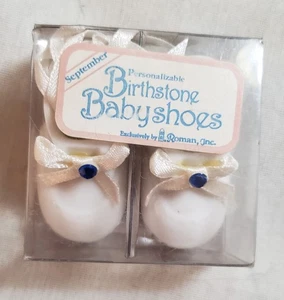September Baby Schuhe Keramik 1 Zoll lang weiß mit blauem Stein Roman, Inc. Neu in Verpackung - Bild 1 von 6