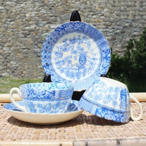 Ancienne paire de tasses à thé + soucoupes en porcelaine anglaise Blairs - Picture 1 of 3