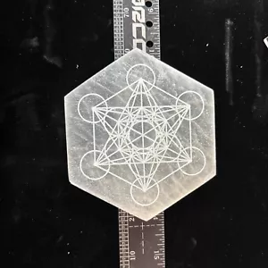 Placa de carga/rejilla de selenita hexagonal de 4"" con cubo de metatrones - Imagen 1 de 7
