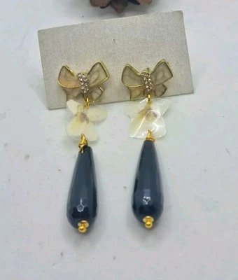 ORECCHINI A GOCCIA in onice con fiocco smaltato, violetta bianca vera, multiuso - Immagine 1 di 4