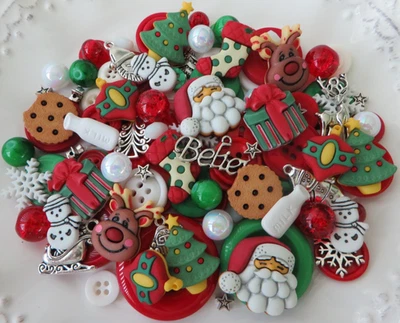Lote de 100+ Mezcla de adornos de botones y cuentas - Navidad ¡AQUÍ VIENE SANTA! #15 Foto 1 de 2