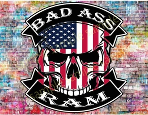 #61-SKULL BAD ASS RAM BANDERA DE EE. UU. 9x9,5 cm PEGATINA LAMINADA HOT ROD STICKER DODGE - Imagen 1 de 2