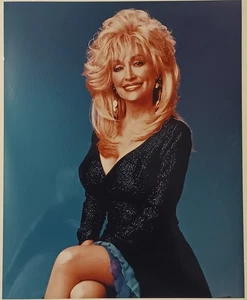 Dolly Parton 8 x 10 Glossy Lab-made Photo New Stock From 1990s Blue Background - Picture 1 of 1