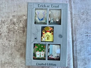 Disney Parks Halloween Villains Trick Or Treat 5x Pin Set Box LE New - Picture 1 of 2