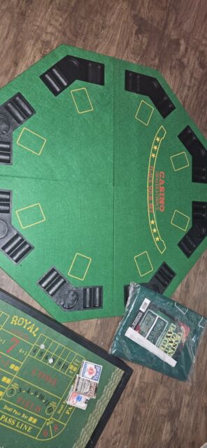 Dados De Jogo De Craps De Sorte E Cartões De Poker Vintage Com Ases  Vencedores E Amuleto De Boa Sorte Do Jogador Na Mesa De Madeira Rústica No  Salão De Jogos Ocidental