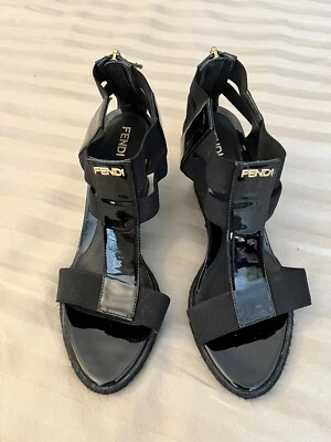Auténticas sandalias de cuña Fendi charol correa en T zapatos Foto 1 de 4
