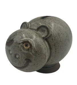 Hucha hipopótamo guiñando un ojo de gres vintage con enchufe estampado - Imagen 1 de 9