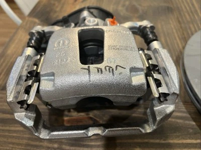 Pinza trasera izquierda 19-25 Ram 1500 OEM con almohadillas y herrajes Foto 1 de 2